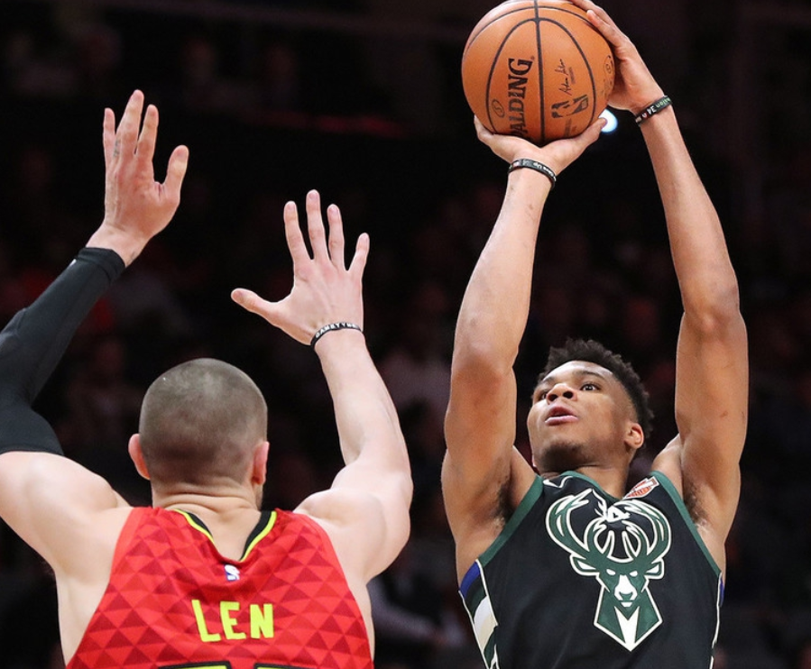 雄鹿险胜76人，胡金秋高光表现