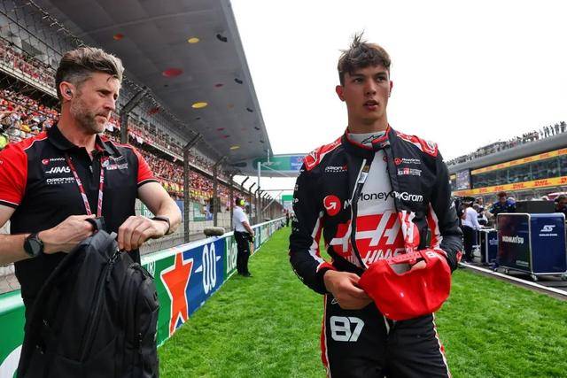 威廉姆斯横扫哈斯车队，皮亚斯特里刷新纪录