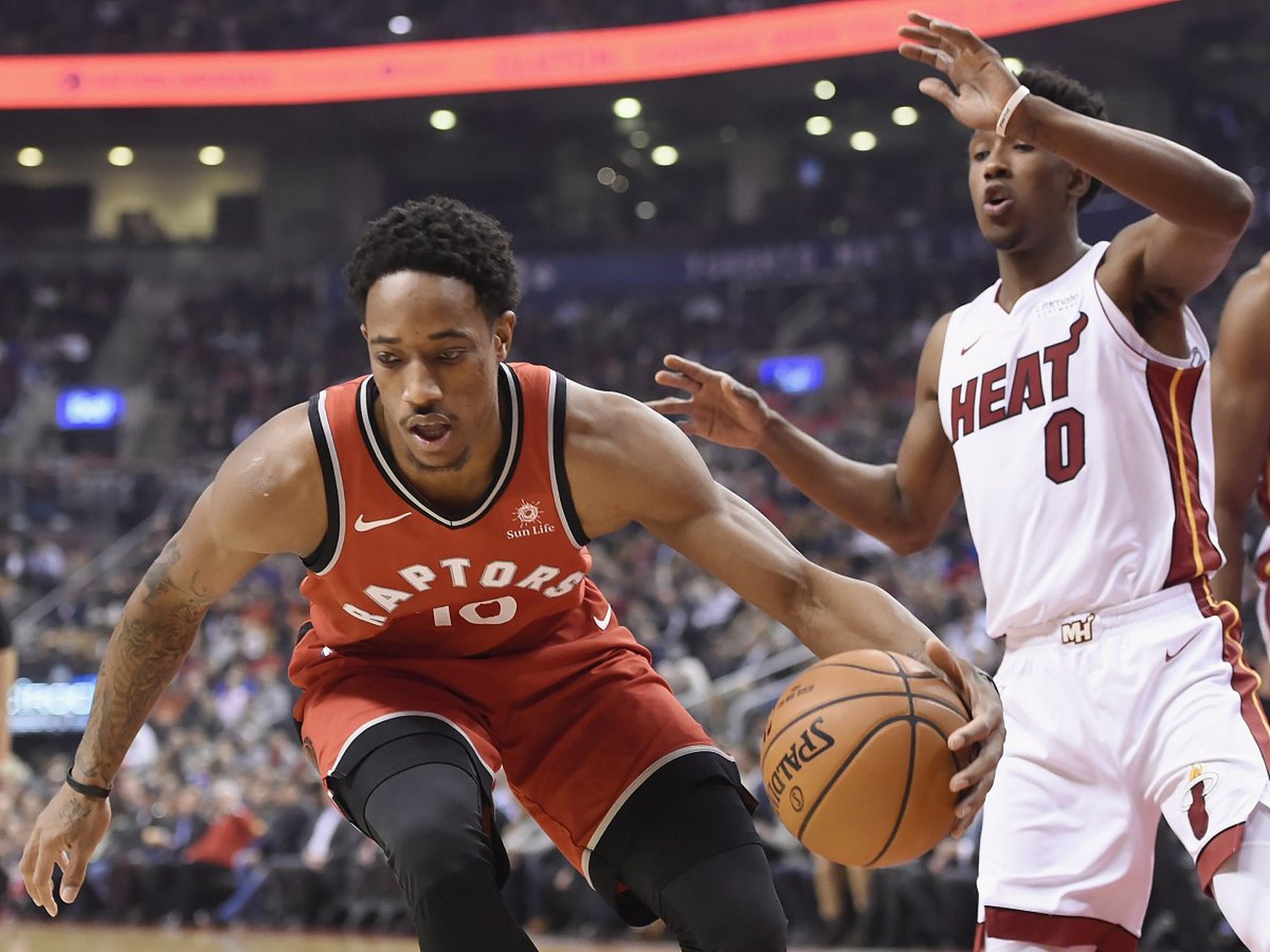 广州队轻取青岛队，西亚卡姆高光表现