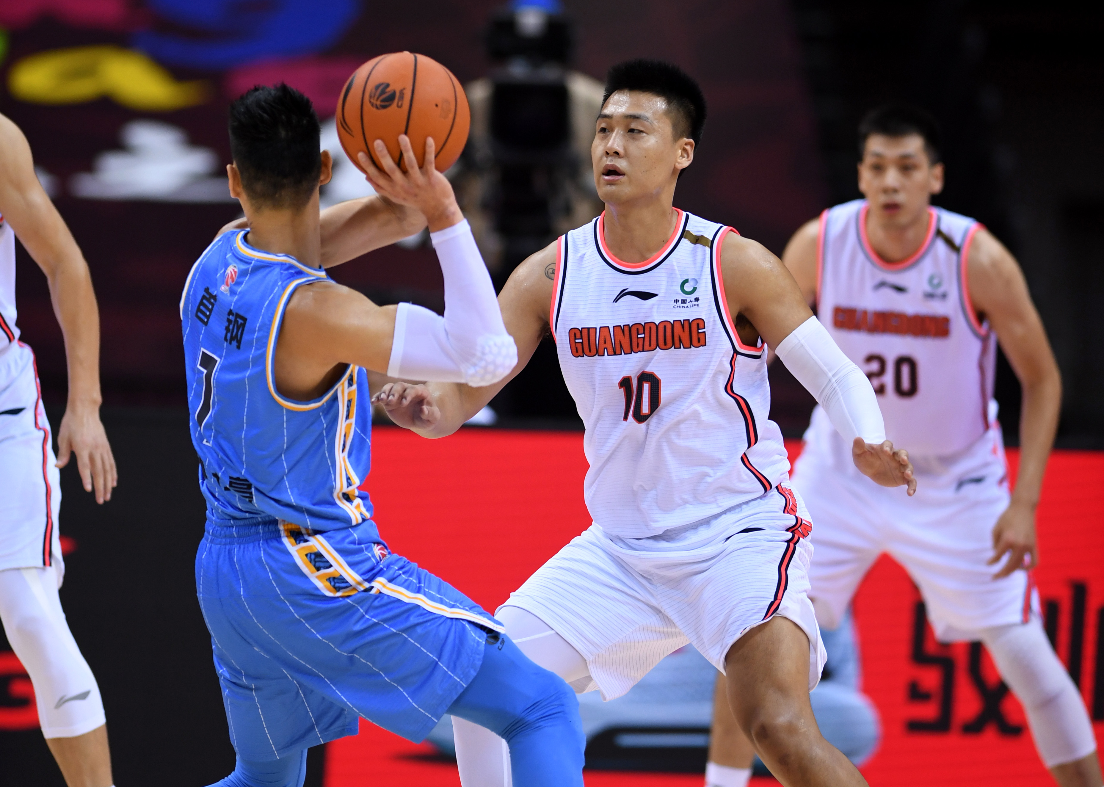 广州队完胜新疆队,霍勒迪关键制胜 广州队完胜新疆队,霍勒迪关键制胜